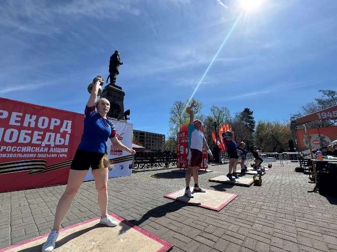 подъём гири, соревнование