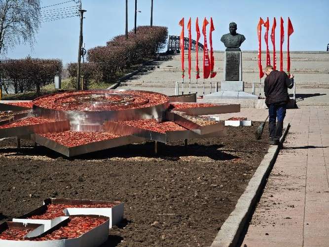 Флагами и фотозонами украсили Иркутск в преддверии Дня Победы