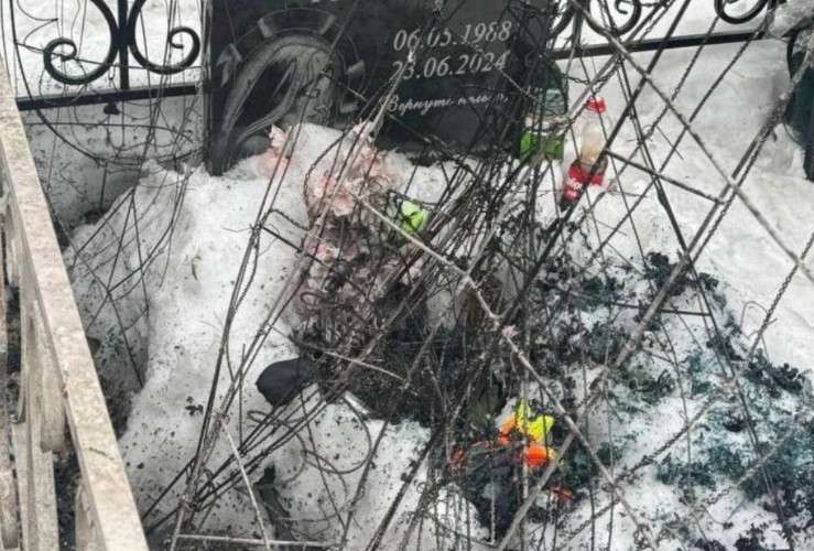 Пострадавшие от пожара могилы участников СВО восстановили в Ангарске