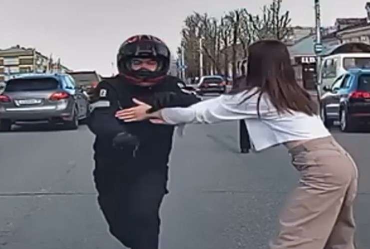 Мотоциклист разбил стекло автомобиля и был арестован в Приангарье