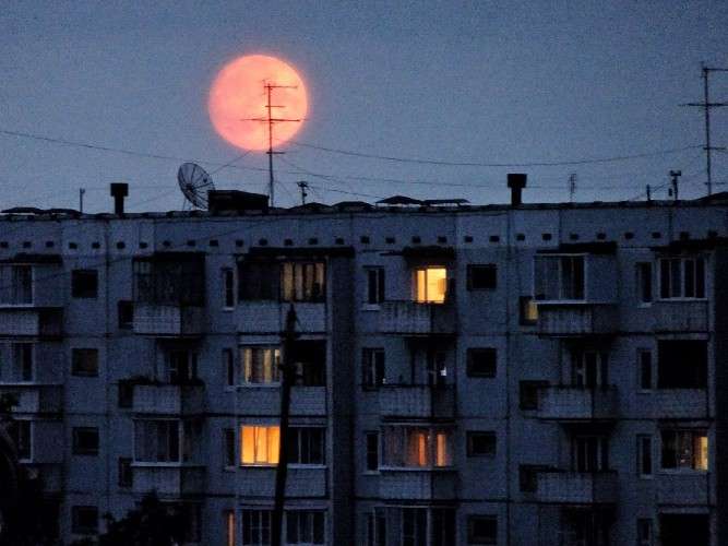 Луна над городом