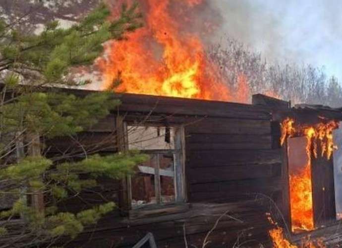 Крупный пожар уничтожил восемь заброшенных строений и 12 гектаров травы под Тайшетом