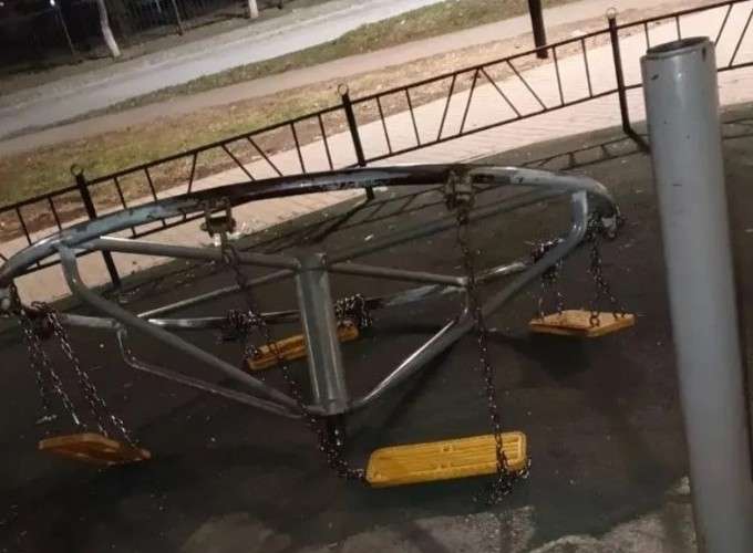 Ребёнок получил перелом черепа на детских качелях в Усолье-Сибирском