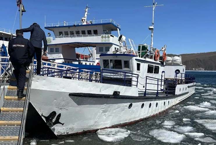 Прокуроры поднимаются на борт судна без названия