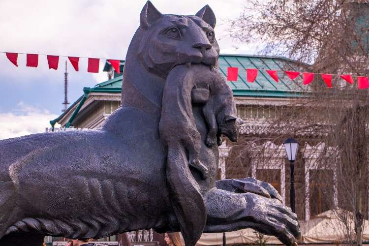 Скульптура Бабра в 130 квартале Иркутска