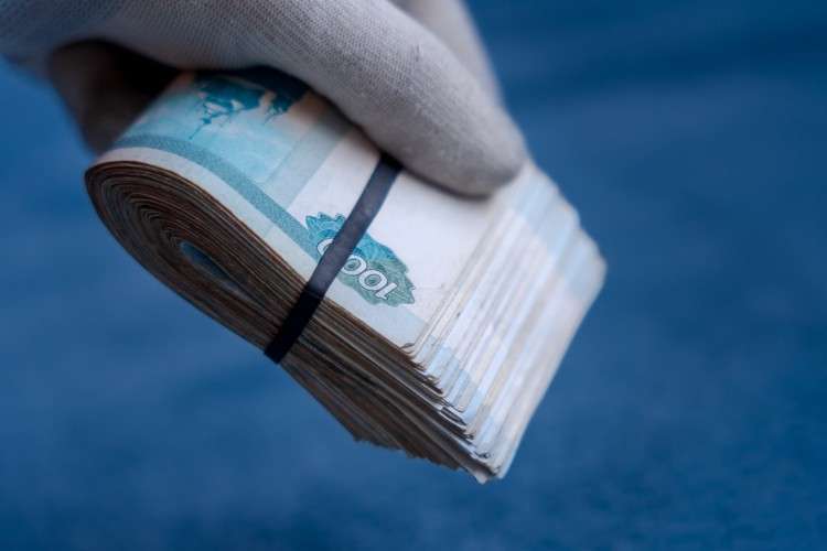 Экс-главу правления иркутского банка заочно осудили за растрату 870 млн рублей