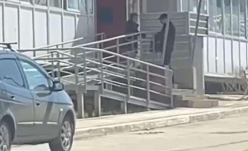 Курьер забирает деньги у пенсионерки
