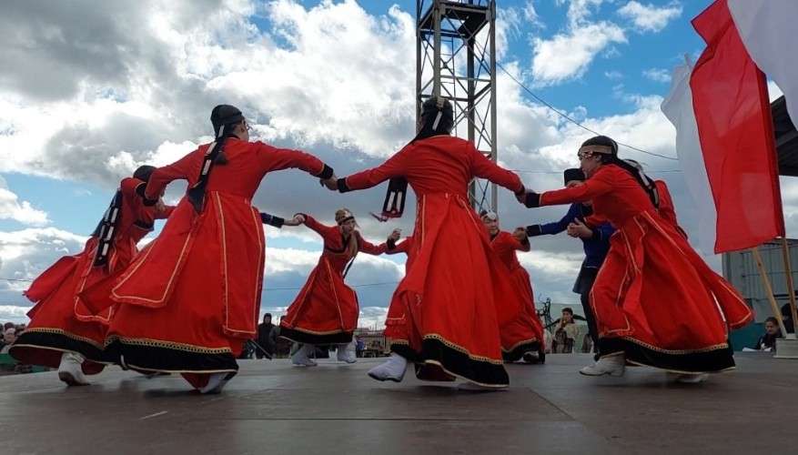 Девушки в красных костюмах танцуют ёхор