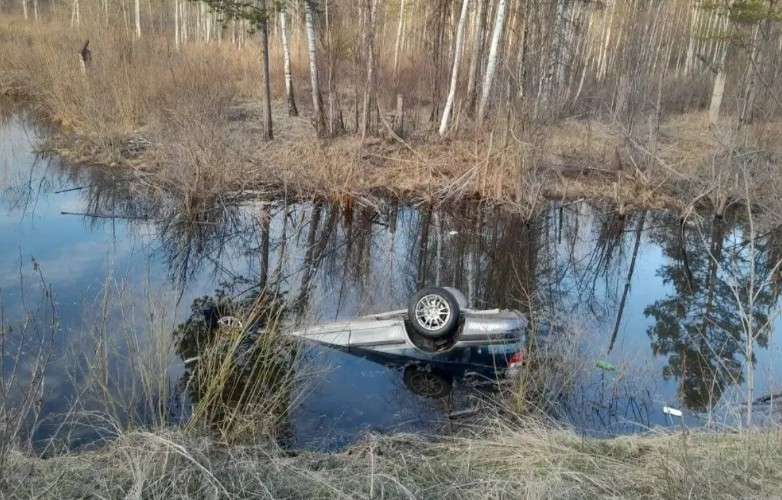 Утонувшая в водоёме машина