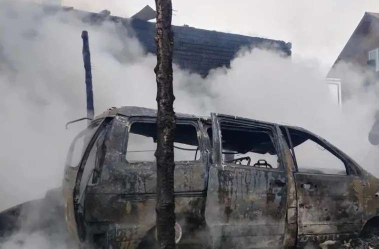 Замыкание в машине вызвало крупный пожар в садоводстве под Иркутском