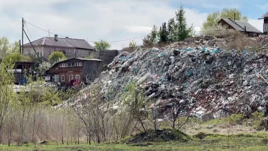 огромная гора мусора