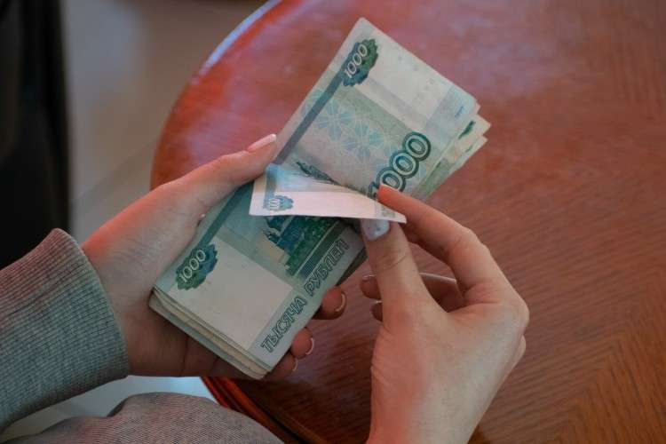 Деньги в руках у девушки