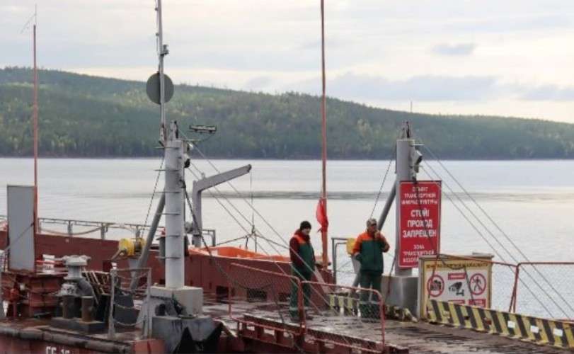 Паром с двумя мужчинами на палубе