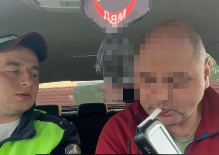 Виновник аварии дышит в алкотестер