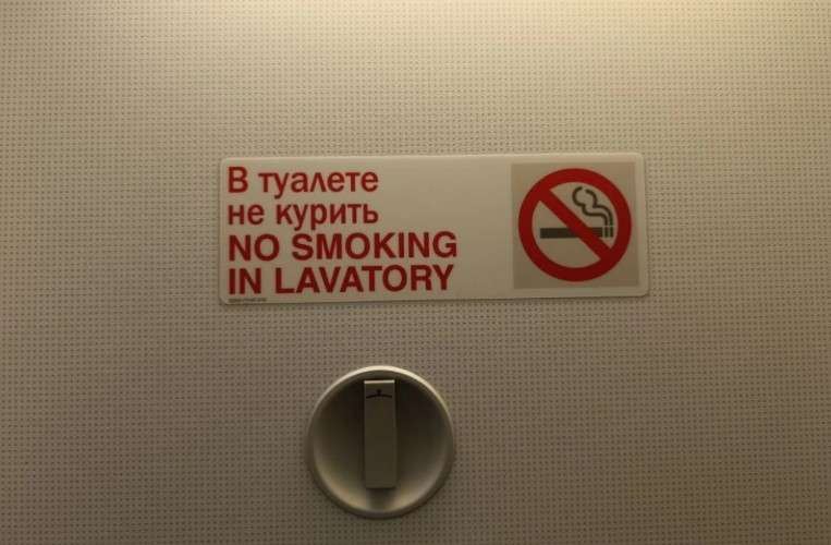 Табличка в туалете самолёта