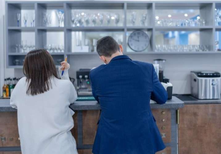 Официанты в ресторане