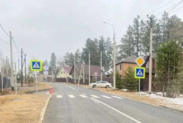 Уличное освещение вдоль дороги