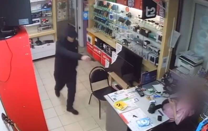 Человек с игрушечным пистолетом ограбил магазин  в Братске