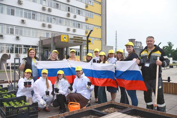 Цветочную акцию провели в Ангарске в честь Дня России