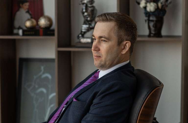 мужчина в кресле