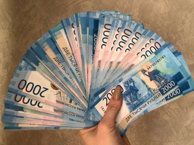 Деньги в женской руке