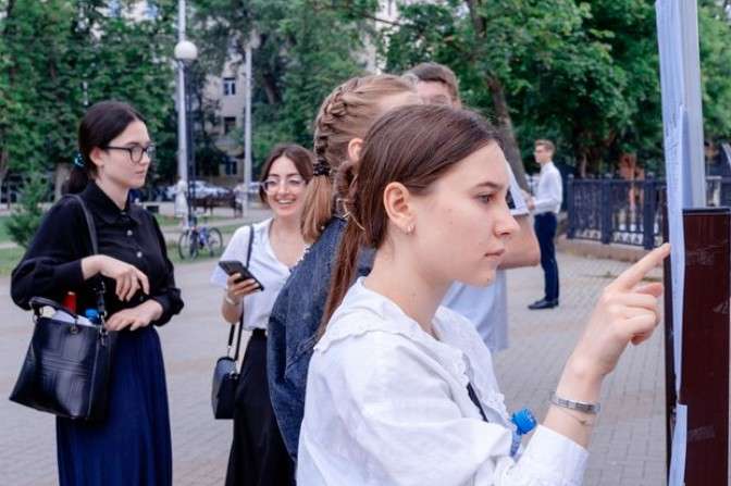 Девушка у стенда с результатами