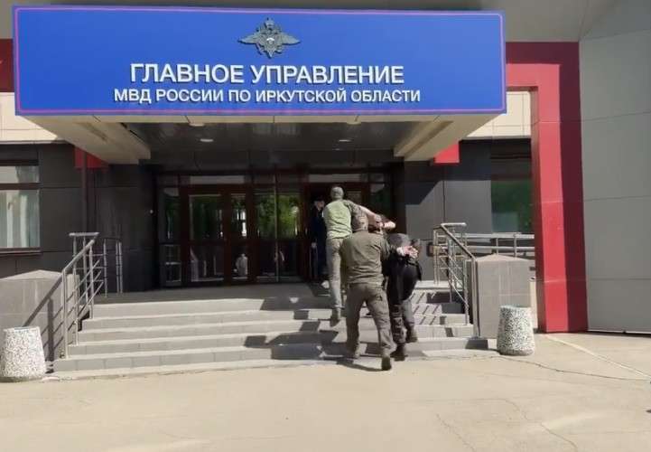 Подозреваемый под конвоем