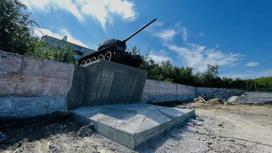 постамент, танк