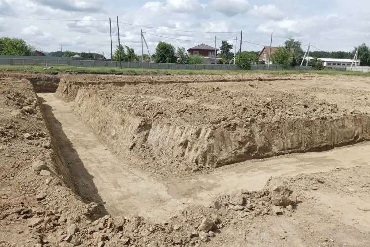 В посёлке Мегет начали строить новый спорткомплекс на месте стадиона «Луч»