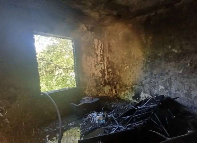 Двух жителей Усолья-Сибирского спасли из горящего дома пожарные МЧС