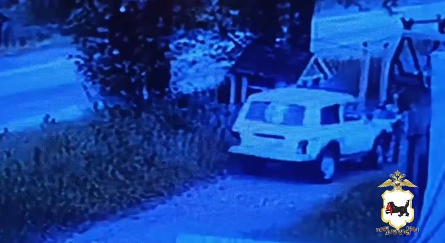 кадр из оперативного видео, видно машину Нива и человека у двери