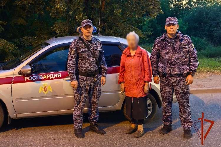 росгвардейцы и пропавшая бабушка у машины ведомства