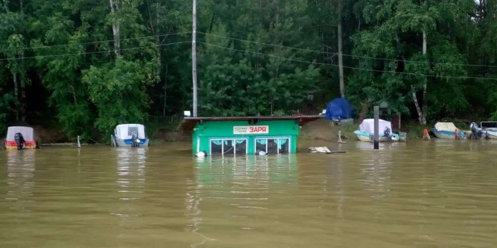 лестница уходит в воду