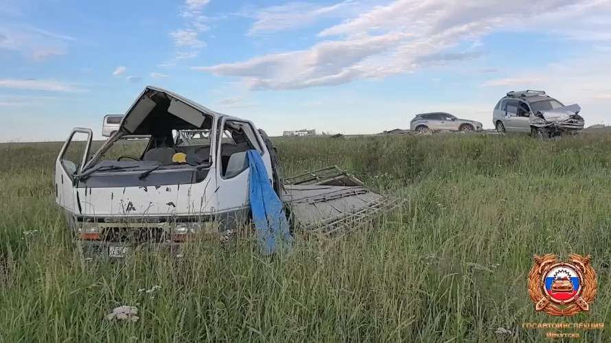 Грузовичок с повреждённым кузовом в поле