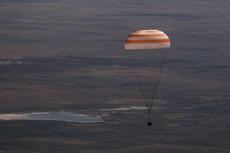Роскосмос опубликовал фото спускаемого аппарата с космонавтом из Иркутска