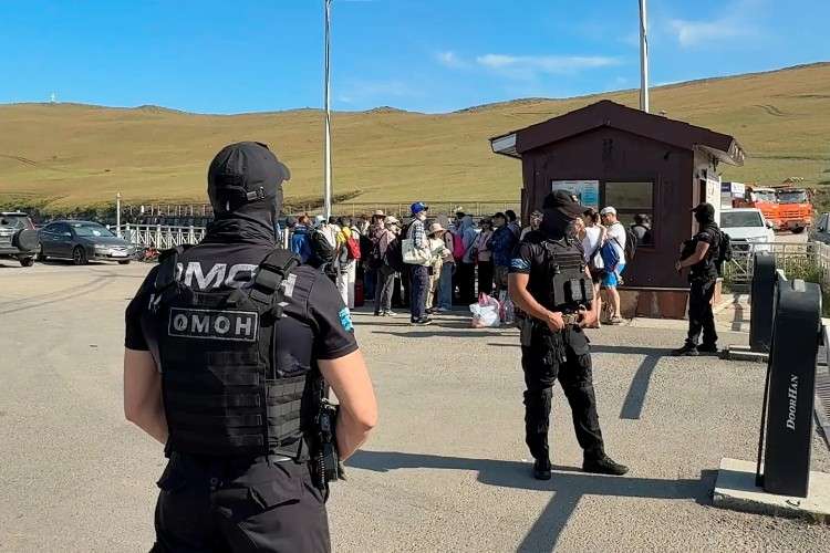 Сотрудники ОМОН стоят возле переправы на Ольхон