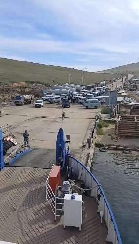 Группа из машин УАЗ, в народе "буханка", перегородила дорогу на паром