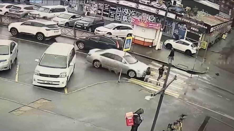 Двух едетей сбивает машина на пешеходном переходе.