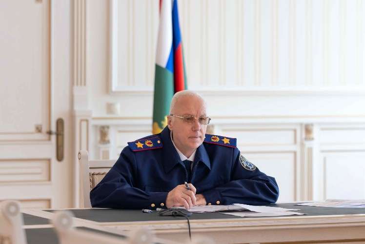 Александр Бастрыкин за столом