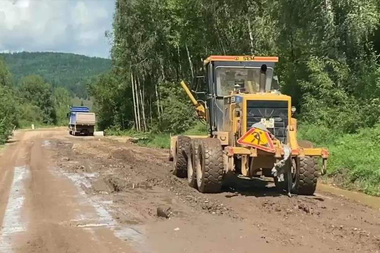 Спец.техника едет по дороге без покрытия