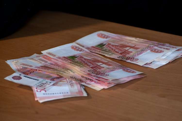 Пятитысячные купюры лежат на столе