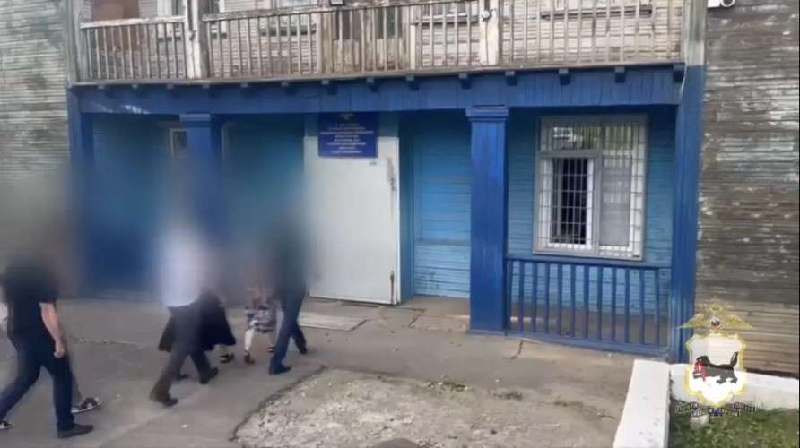 Люди идут в полицейский участок