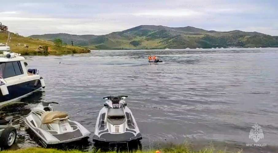 Водоём с людьми на лодках и гидроциклах.