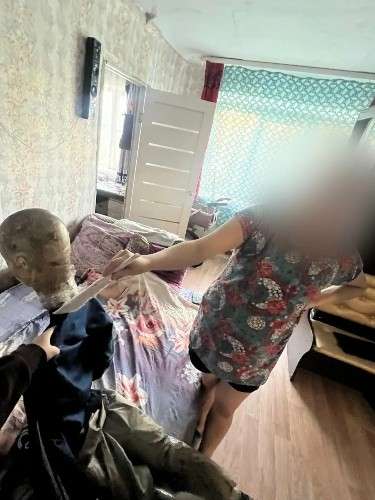 Следственные действия: женщина показывает удары на манекене.