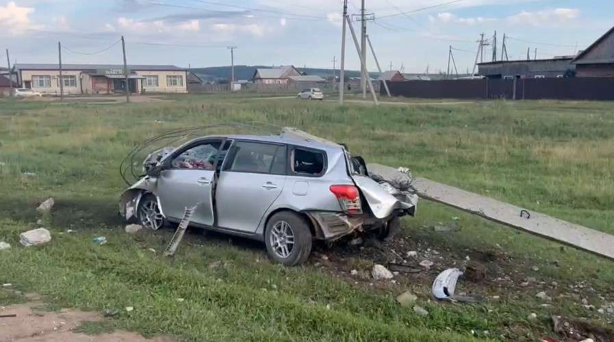Пьяный водитель устроил погоню с ДПС и врезался в столб в посёлке Усть-Ордынский