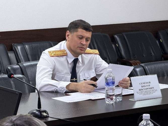 Виктор Семёнов за столом изучает документы