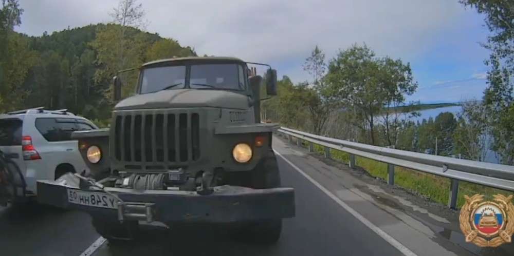 Урал летит по встречной полосе