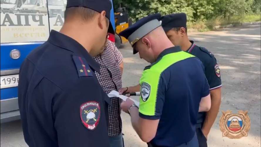 Правоохранители проверяют документы водителя