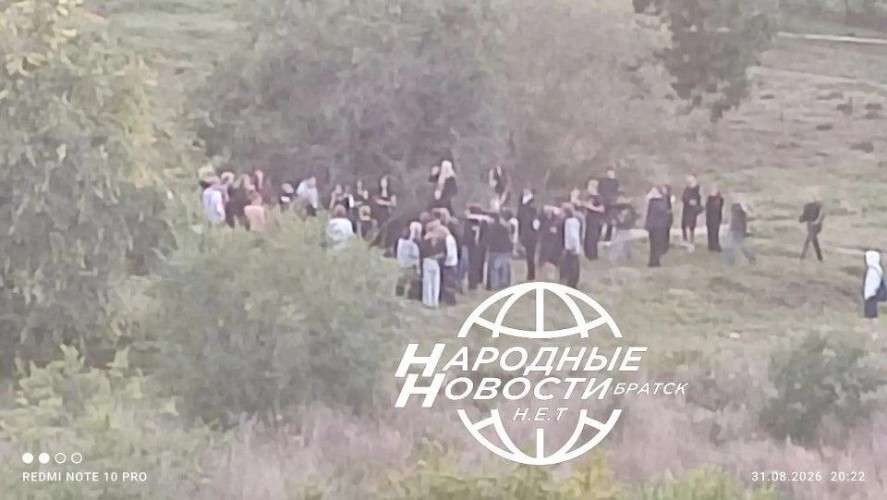 Драка вокруг которой скопили подростки