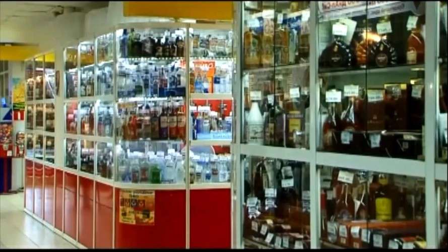 полки магазина, товары